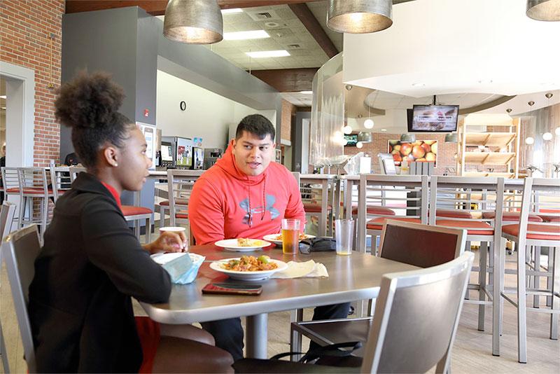 Frostburg students eat lunch in the Chesapeake 餐厅 hall